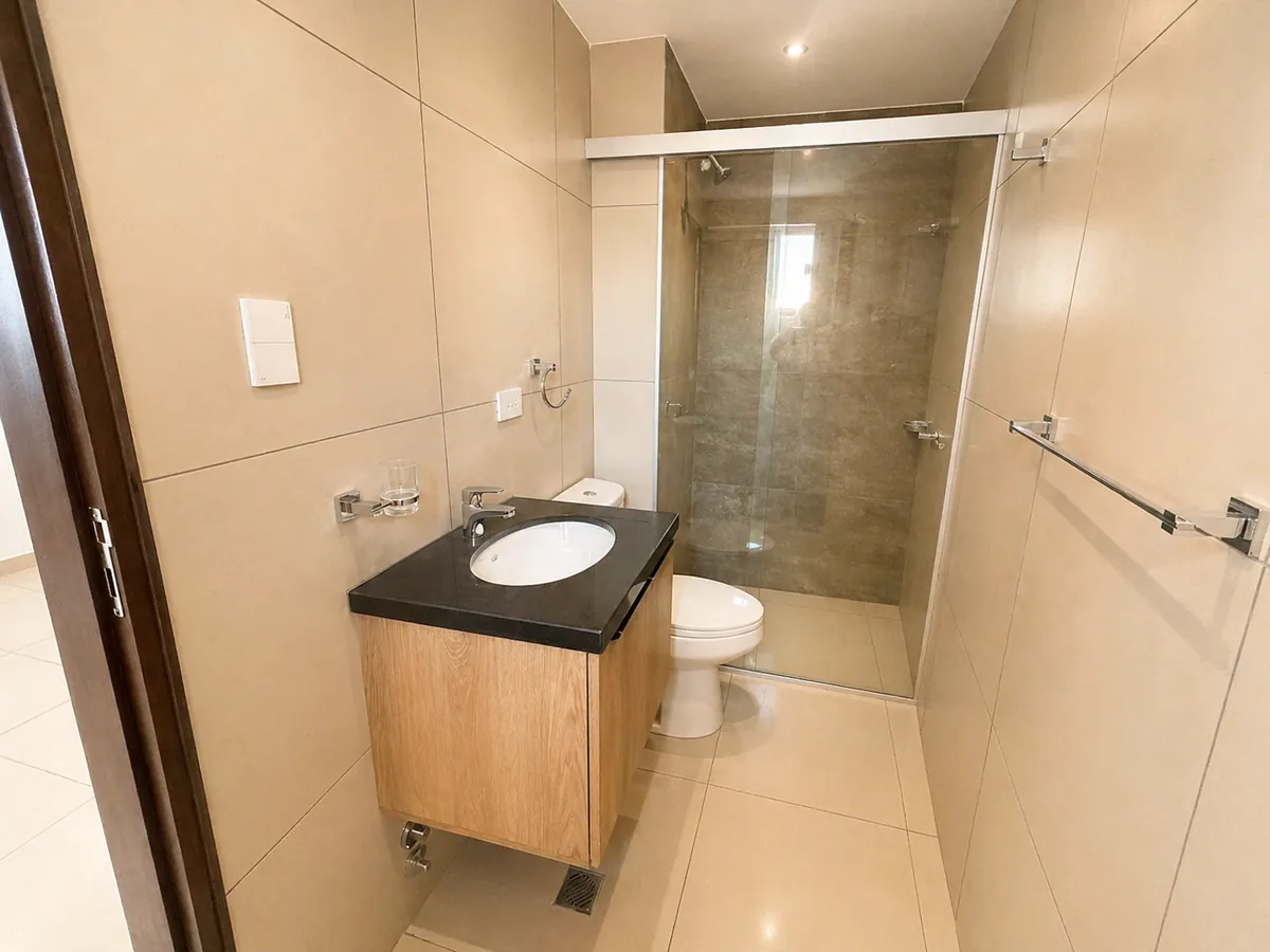Baño privado en suite con acabados de primera